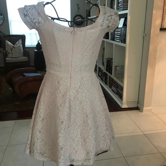 Light pink lace dress - Picture 2 of 4